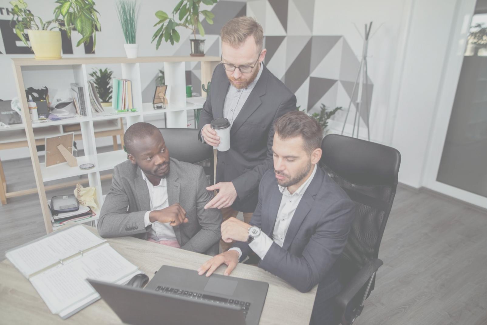 Sesión de formación práctica con análisis de datos financieros en tiempo real